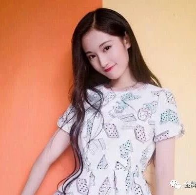 黄诗佳比翟天临还厉害,十三岁就考入上戏,还和迪丽热巴是同学