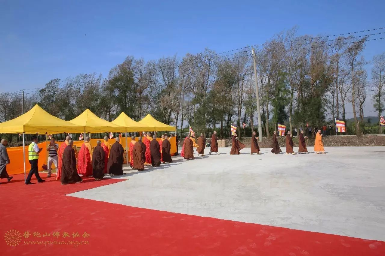 主法法师们以杨枝净水净垢道场