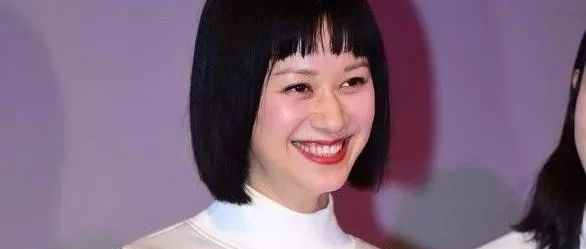 41岁倪虹洁波波头扮嫩无人识,她长发的样子更有韵味!