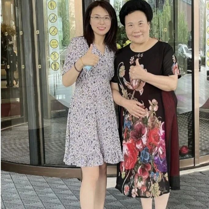 伊能静婆婆跟素人合影,穿条大婶裙自在舒服,身材圆润一脸富态!