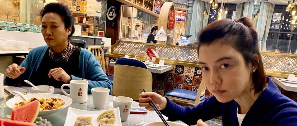 王丽云跟女儿外出吃饭，素颜暗黄穿的也普通，这才是真实的生活！