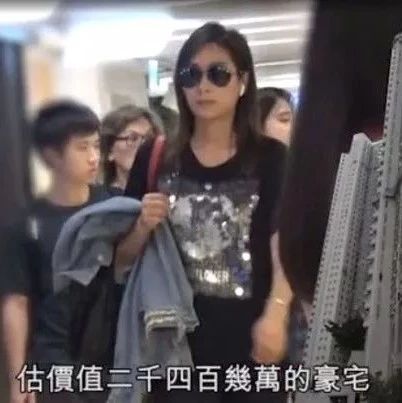 杨恭如素颜现身香港街头,45岁一点不衰老,气质还那么清纯!