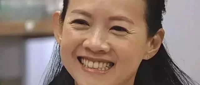 46岁曾宝仪满脸皱纹,提前进入老年期,但至少她是真实容颜!