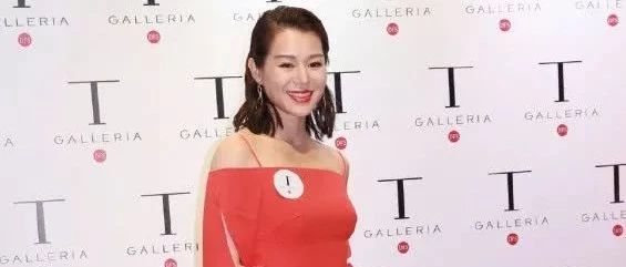 胡杏儿穿连体裤凹凸有致,但肚子上一圈一圈的肉!