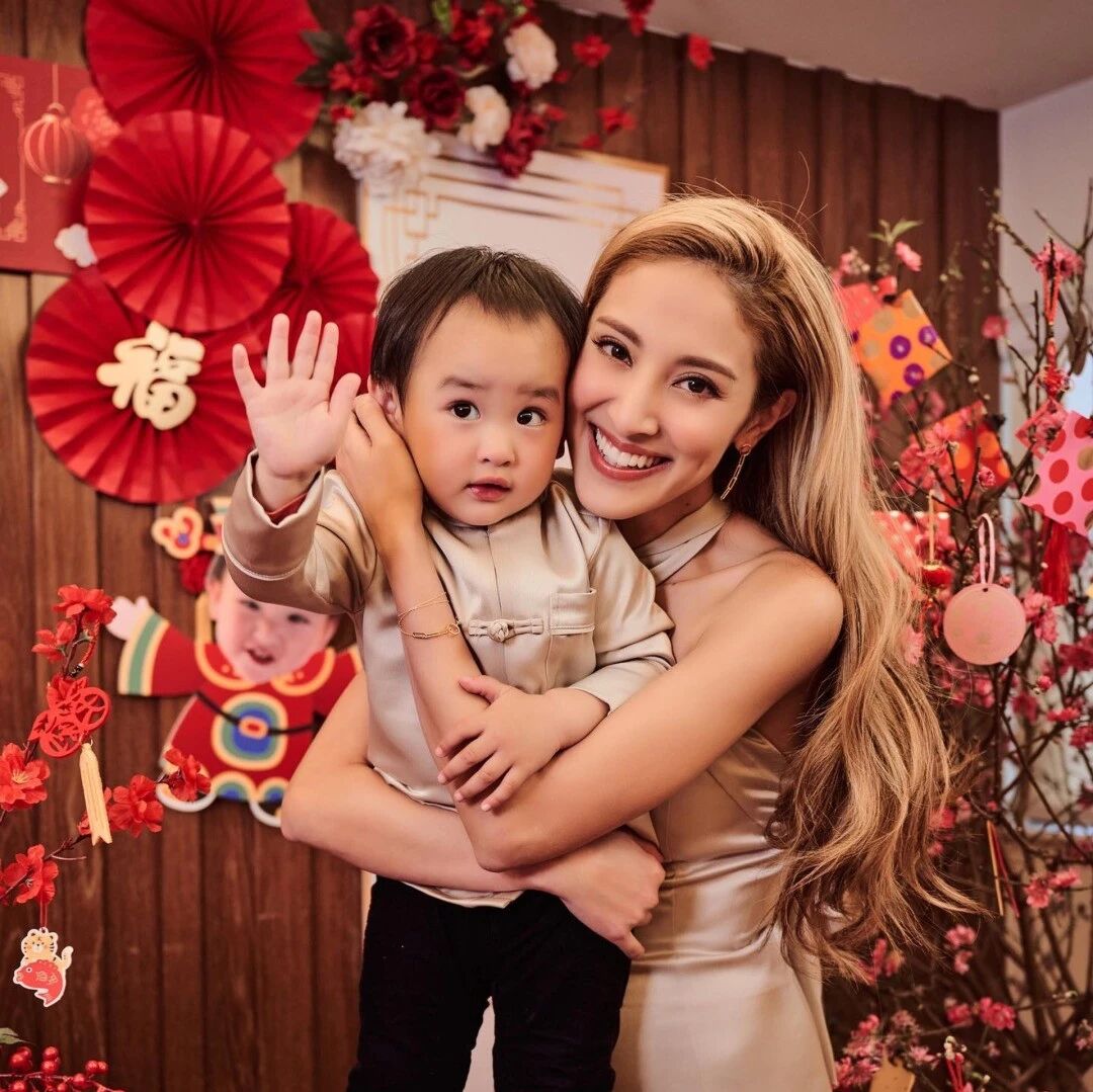10位港姐齐晒全家福!陈茵媺与3子女如复制,周家蔚儿子颜值高