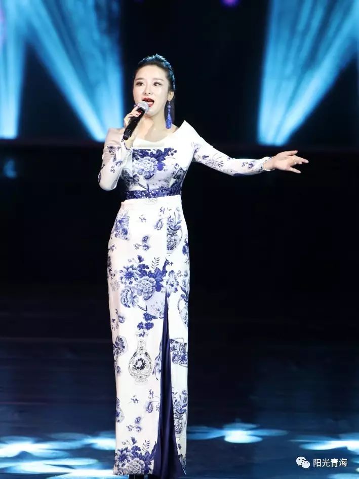 演出最后,1000名观众全体起立,与国家一级演员郭蓉共唱《歌唱祖国》.