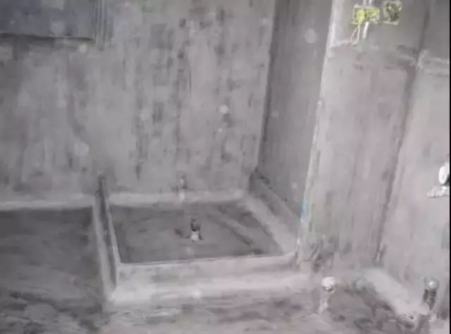 设置地暖的卫生间淋浴房,浴缸下部及卫生间干区,均需增设暗地漏,预防