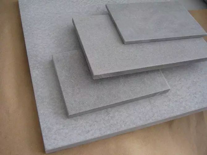 硅酸钙纤维板:是以石灰,硅酸盐及无机纤维增强材料为主要原料的建筑