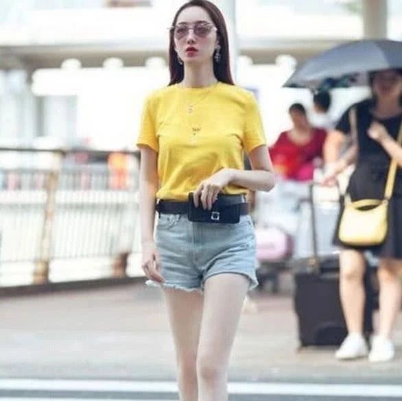 蒋梦婕走机场,黄色T恤配热裤清新感爆棚,身材果然让人佩服