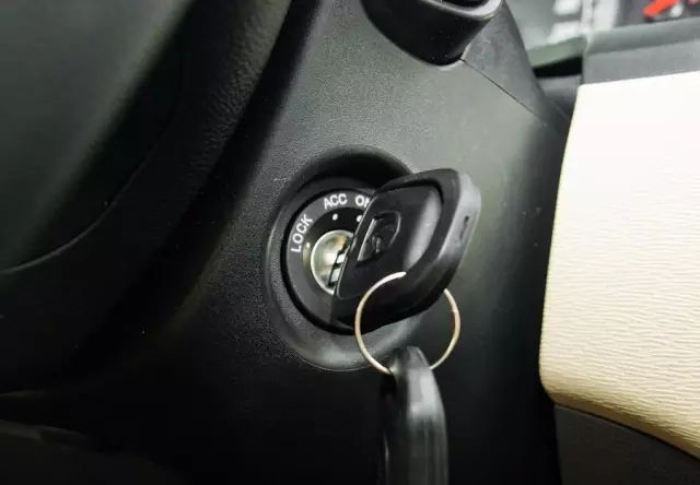插入钥匙直接打火很伤车