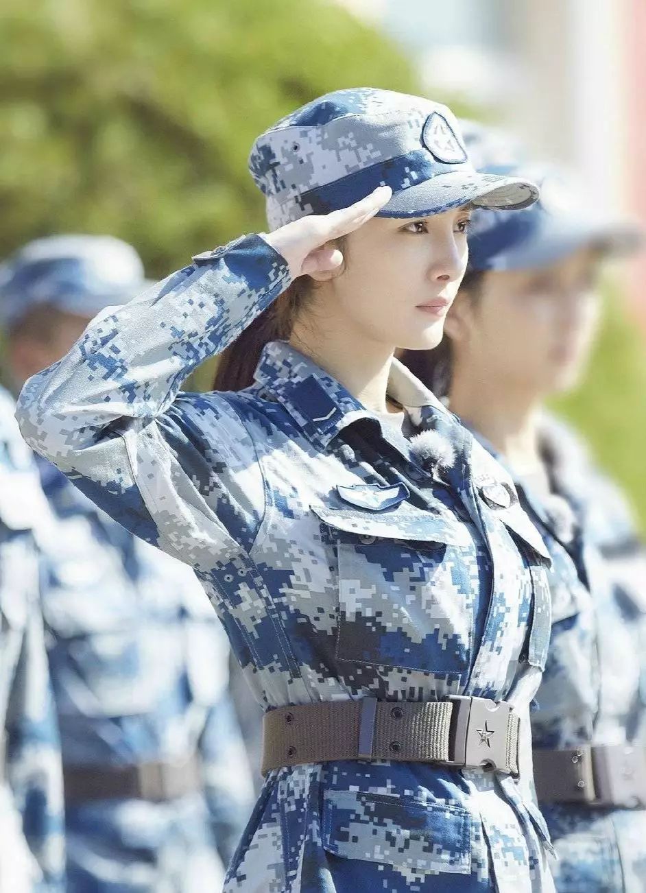 一向少女感十足的大幂幂这次变身女兵,气场全开,行起军礼也是有模有样