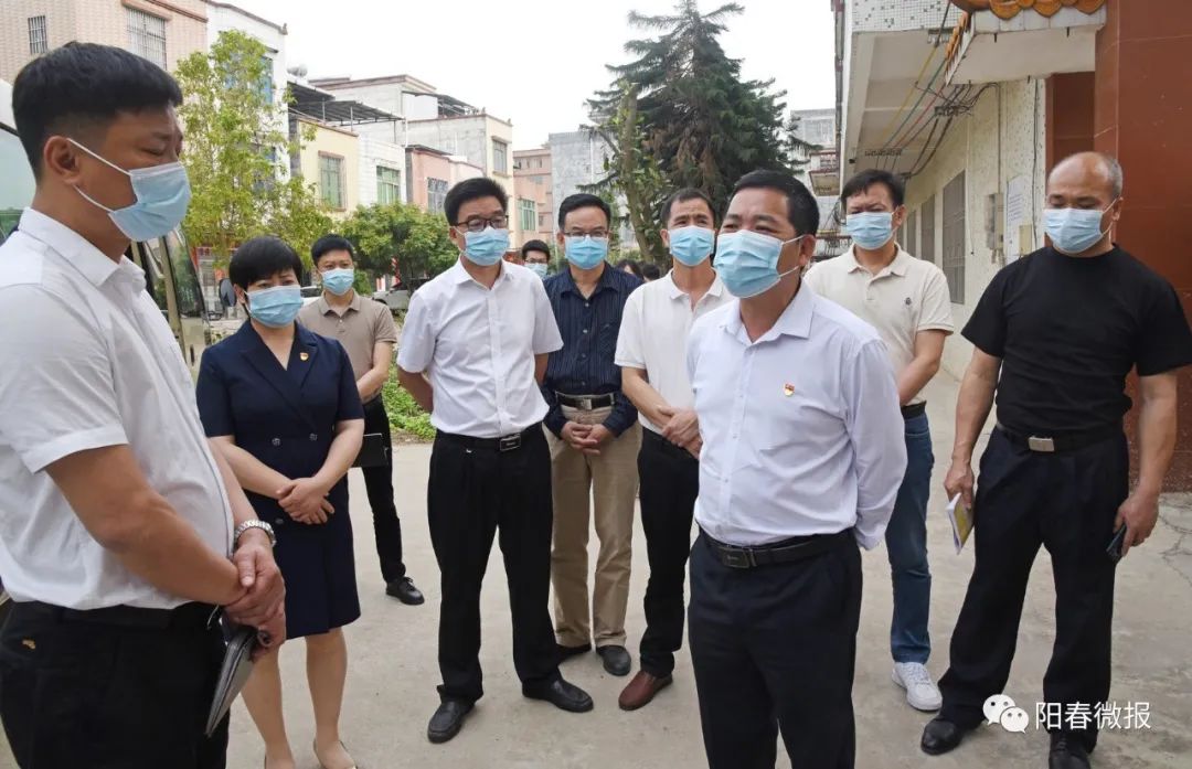 李谦常实地检查了春湾镇敬老院,市场,药店,中心小学,卫生站,商铺等地