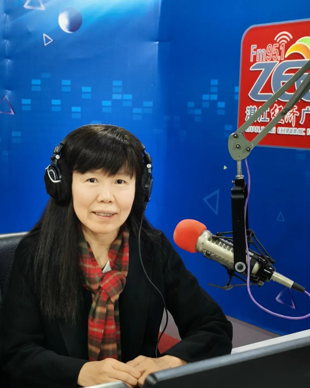 广播调频fm95.1,《听见广播》app,蜻蜓fm app等可以直播可以回听.