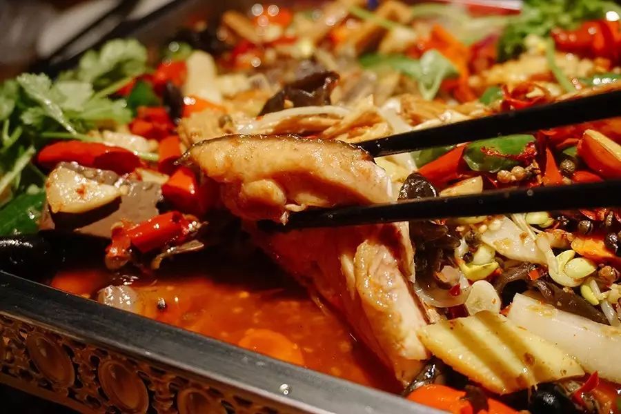 烤肥肠8元/串,爱吃肥肠的人必点,肥肠上面还撒了一层芝麻,咬起来又香