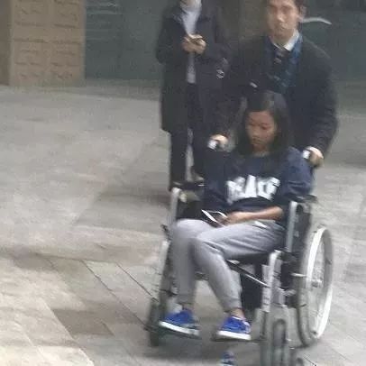 吉克隽逸被曝坐轮椅现身医院,面色憔悴十分疲惫(多图)
