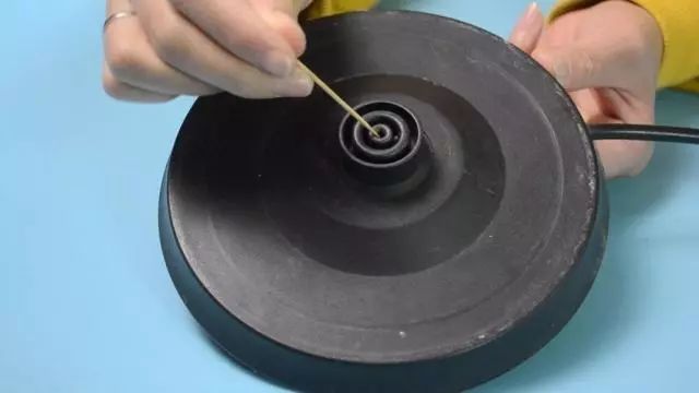 电热水壶上放一根牙签作用真强大一年能省不少钱早学早受益