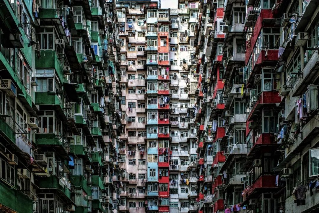 同样也是香港一处著名的居民楼,因为好莱坞电影来此取景,加上其特殊
