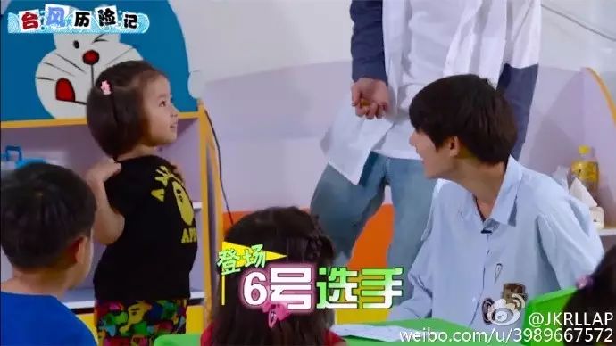 易烊千玺你什么时候能够像看何美西一样看我一眼呢?