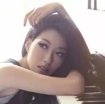 曾因《我的歌声里》爆红的曲婉婷,后来写了很多歌都为了等一个至亲的人