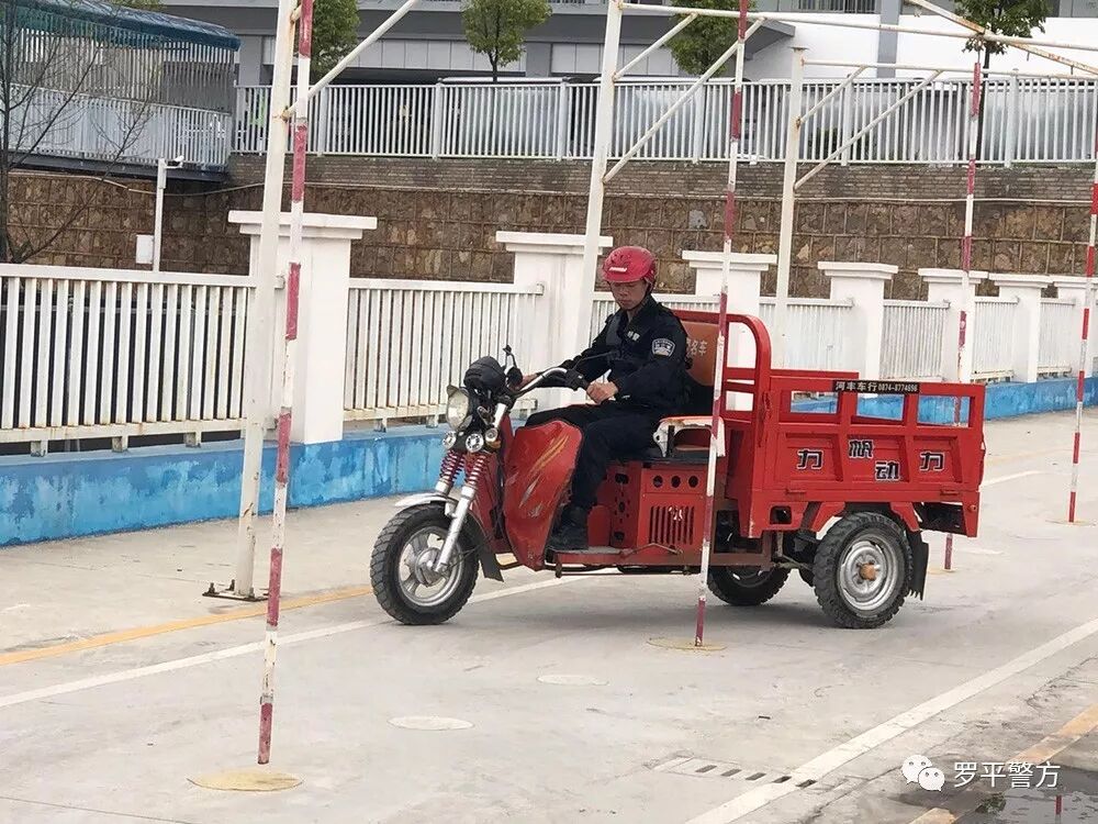 辅警30人,在罗平县机动车考试中心参加摩托车培训考试