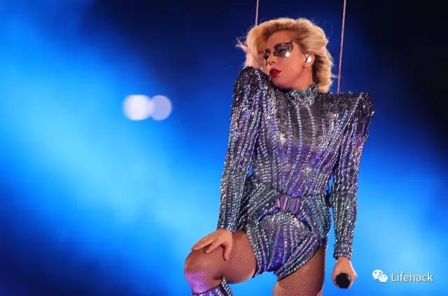 怒减30斤之后,Lady Gaga用马甲线嗨爆超级碗