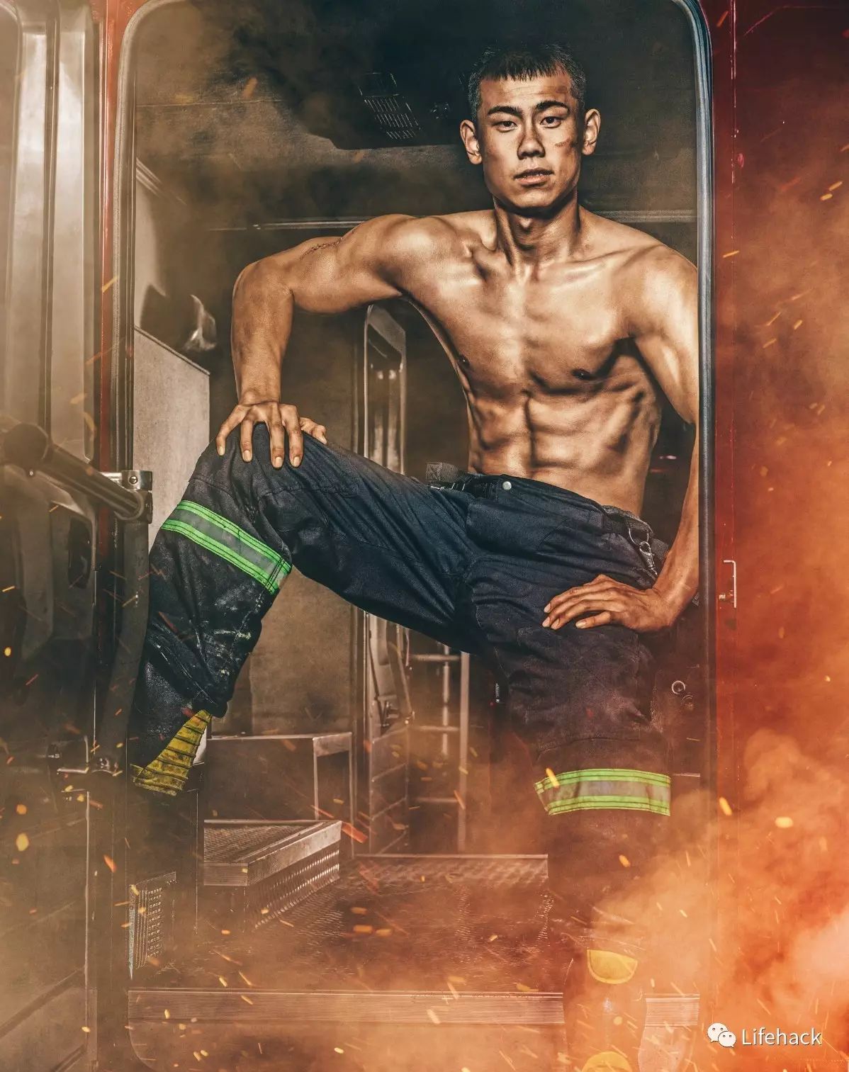 【健美肌肉秀】兵哥哥VS消防员，谁更胜一筹？_哔哩哔哩_bilibili