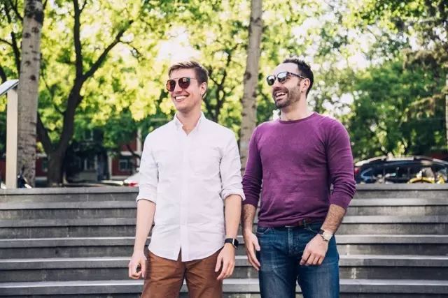 美帅哥名校毕业来中国创业 在北京街头和大妈斗舞