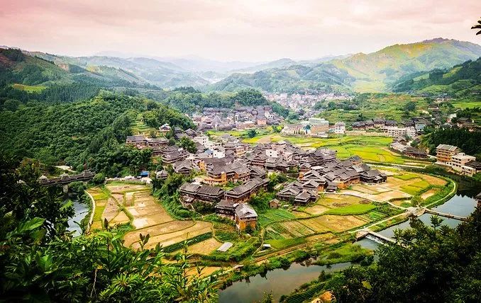 在这里你可以看见壮乡,瑶山,苗岭,侗寨傣村等少数民族风景村寨均依各