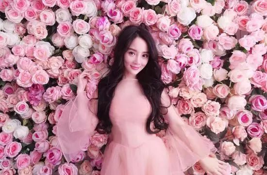 李小璐晒花海写真美翻了,但大家都在看她身体这个地方……