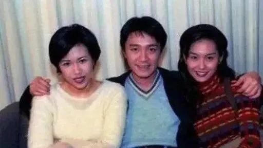 被朱茵抓,遭徐若瑄插足,47岁爬钢琴露大腿,最终嫁给17岁初恋,做了三个孩子的后妈!