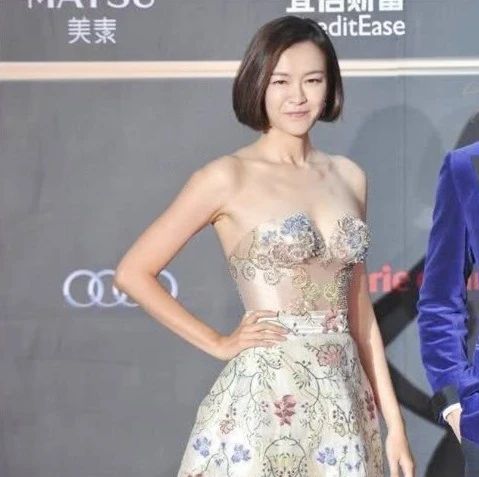 41岁李艾真是拼了,大胆挑战“3D彩绘裙 ”,婀娜性感的样子好绝