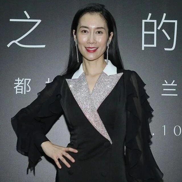 温峥嵘真的太瘦了,还好自身气质撑得起长裙,女人还是有点肉好看