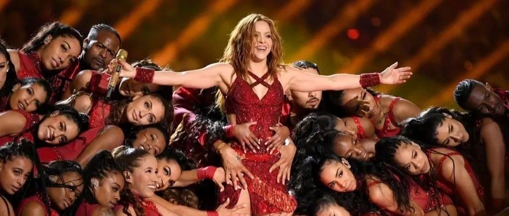 “狼姐”夏奇拉Shakira超级碗中场秀,这次她又又又又一次使出了独门看家秘籍“肚皮舞”