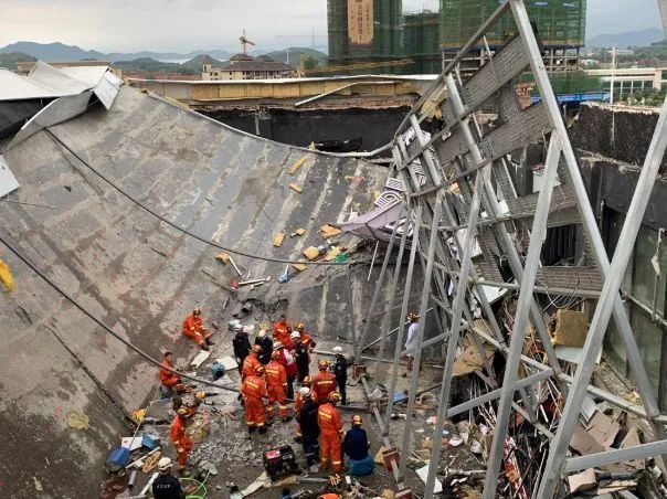 武汉通报暴雨中吊篮撞击高楼:两工人死亡,项目负责人已被控制