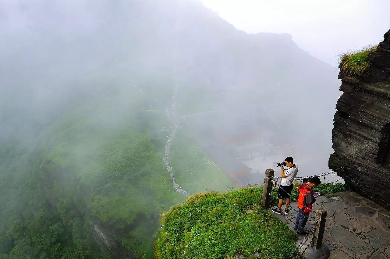 中多处建筑地处梵净山绝顶,下临1000多米的深谷,举目四眺,百里风云尽