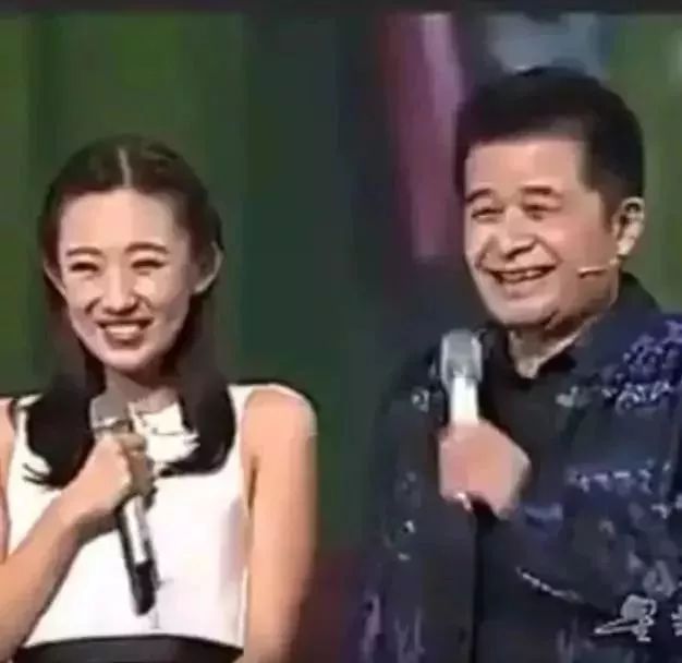 毕福剑和媳妇唱《败家娘们儿》,现场观众拍手叫好,还想听一遍 ~