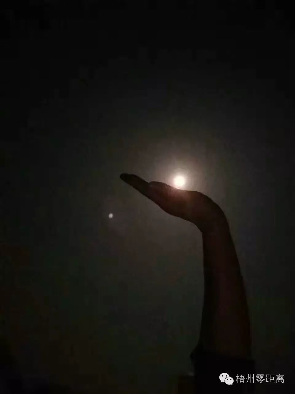 昨晚梧州的这轮超级月亮,零妹还没来得及欣赏,就被你们玩坏了