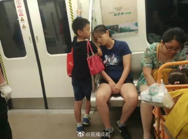 地铁小暖男走红 母亲低调回应:成绩好不如品德好