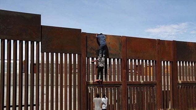 啪啪打脸 墨西哥男子120秒内翻过美墨边境墙