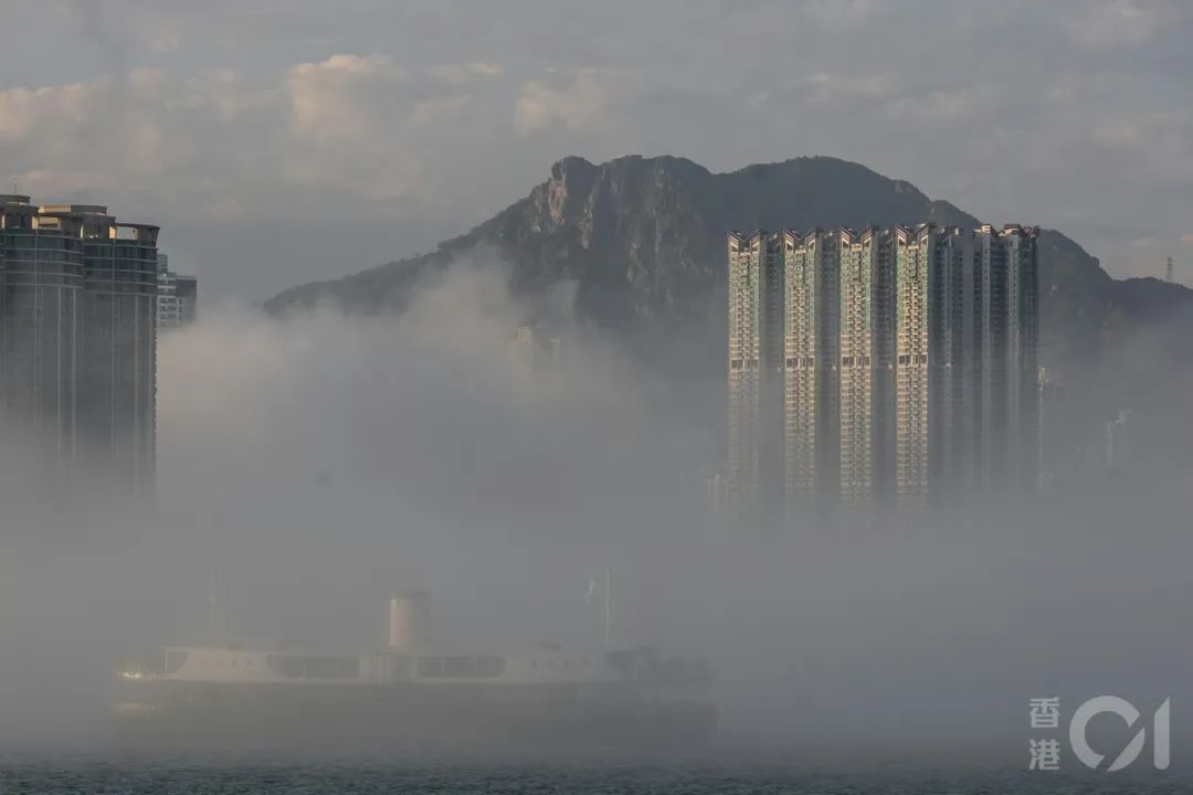 3月2日下午時分，海霧由東面飄入維港，仿如仙境。在港島北，有不少市民岸邊拍攝。（廖雁雄攝）