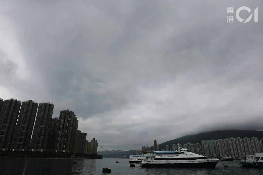 本港今日各區上空都有烏雲，但日間時份「雨都無滴」。（周令知攝）