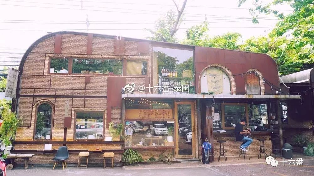 隐藏在闹市中被大树包围着的宁静