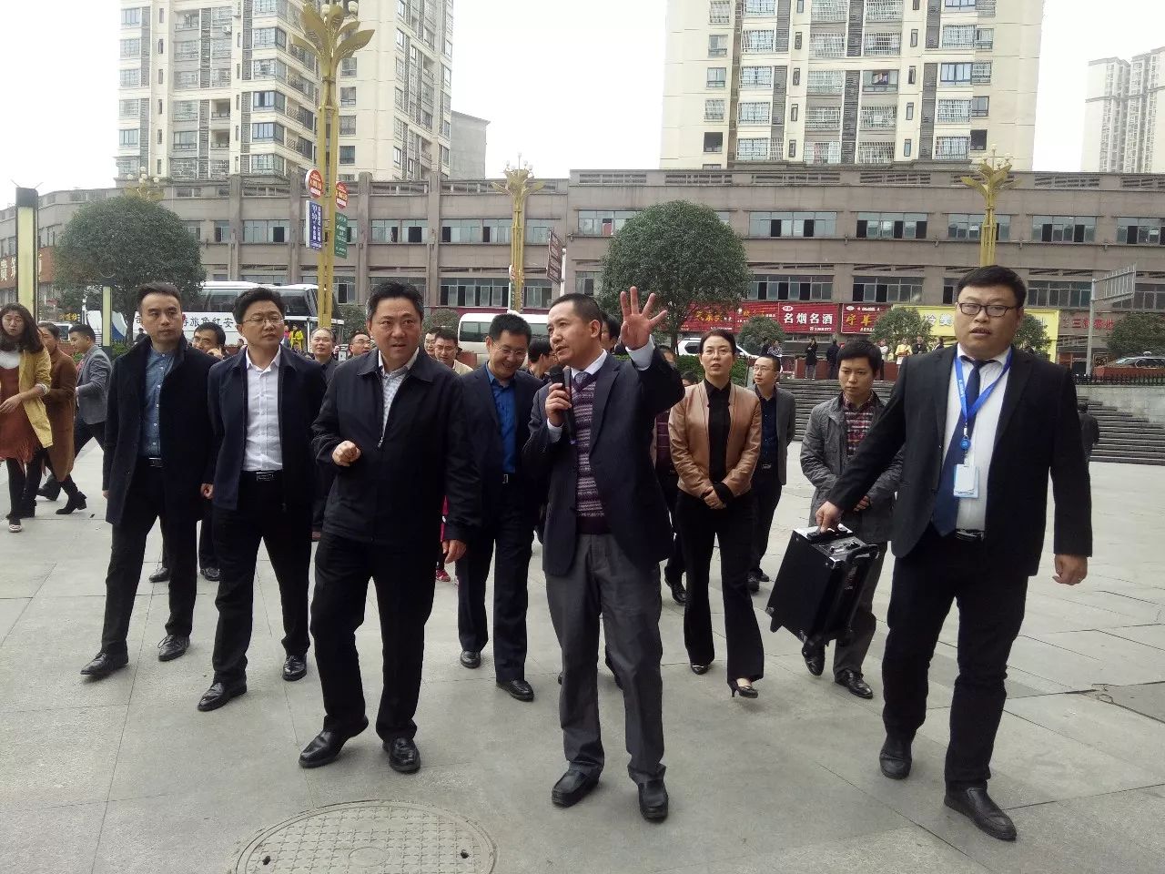 广安市委一行莅临邻水宏帆广场视察并指导工作