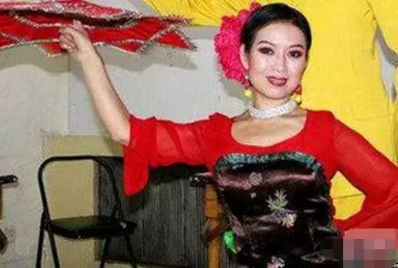 "赵四媳妇"和"刘能"媳妇生活素颜照,年轻有气质!