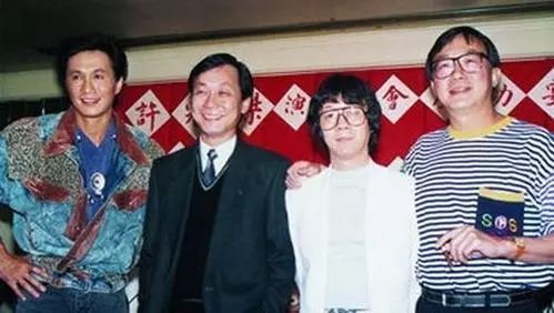 70岁许冠杰一家近照:和妻子恩爱了半个世纪,三代同堂其乐融融!