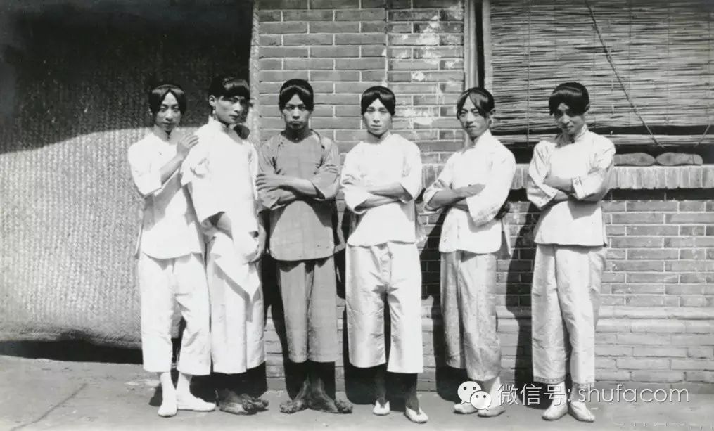 最后,带您瞧瞧1905年时,北京八大胡同里的"六朵菊花".