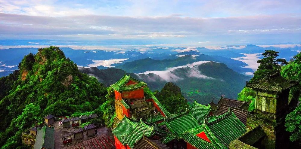 航拍武当山南岩▼