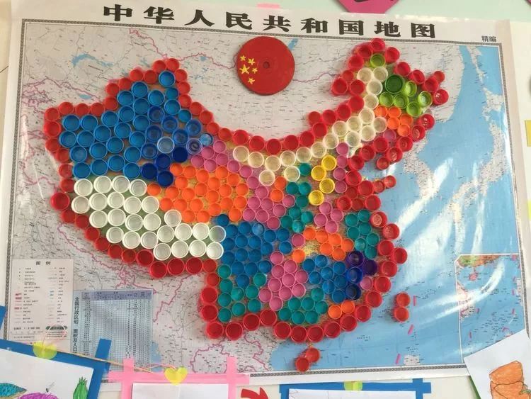 心把一个个的瓶盖粘到上面,让孩子们更清楚的知道我们中国地图的轮廓!图片