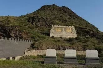 包头市固阳县境内的秦长城,长达120公里,其内侧朝南凿刻着百余幅阴山