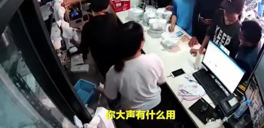 外卖员情绪崩溃摔东西，反被店员狂殴